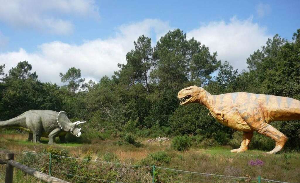Parc de Préhistoire de Bretagne : dinosaures et premiers hommes en famille