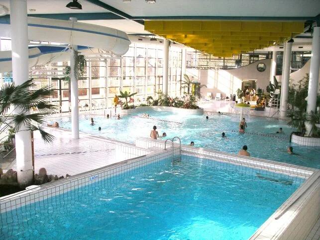 Piscine de Cesson-Sévigné : bassin ludique, pataugeoire et toboggans près de Rennes